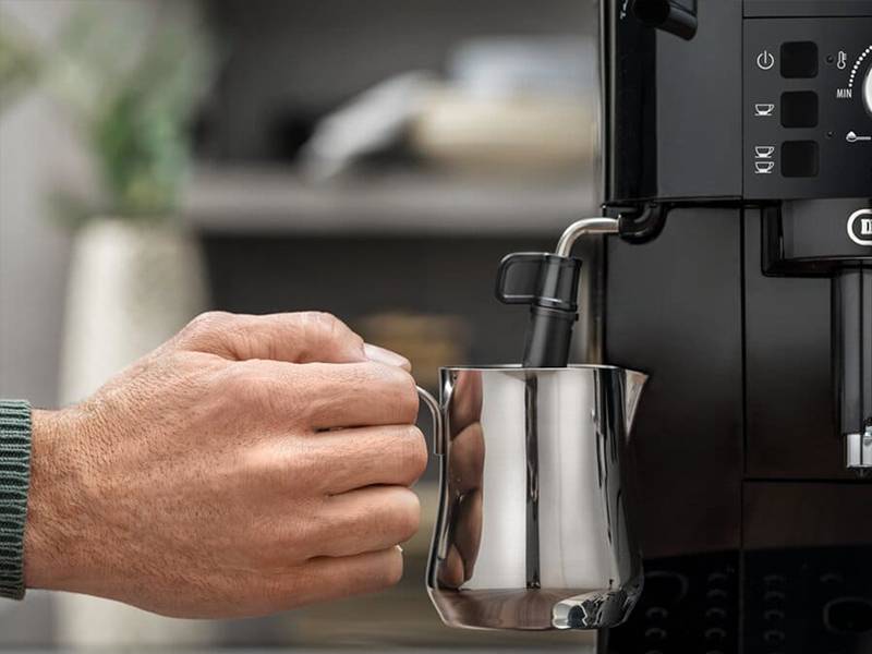 Cafetera De'Longhi Magnifica S - La espuma más densa y cremosa con el Sistema Cappuccino Cafetera De'Longhi Magnifica S La espuma más densa y cremosa con el Sistema Cappuccino