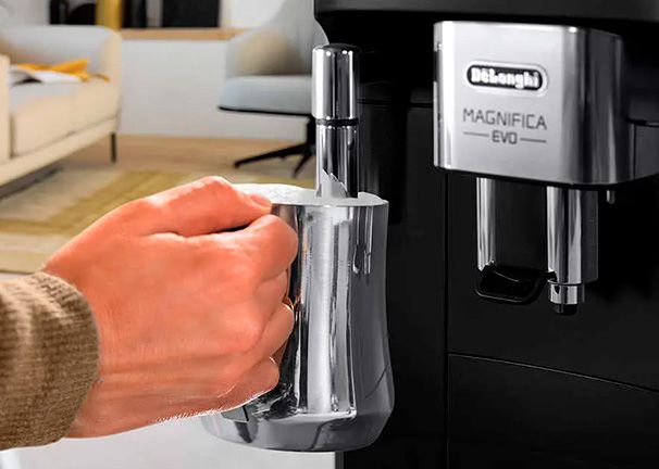 Cafetera De'Longhi Magnifica EVO precio. Espumador de leche tradicional