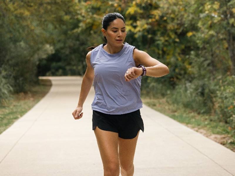 Garmin Watch Forerunner 165 (43 mm) - Diseño ligero: 39 g Garmin Watch Forerunner 165 (43 mm) Diseño ligero: 39 g