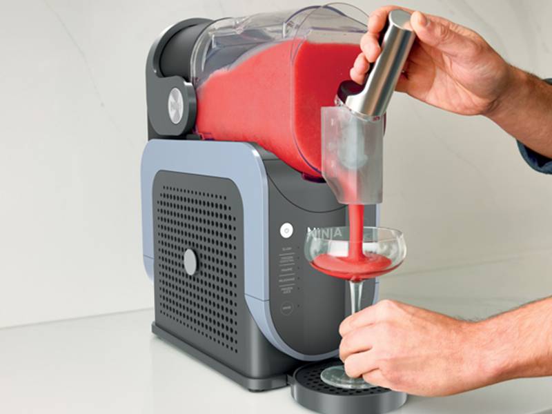 Máquina de granizados y bebidas heladas Ninja SLUSHi FS301EU - Mango para servir y pico vertedor Máquina de granizados y bebidas heladas Ninja SLUSHi FS301EU Mango para servir y pico vertedor