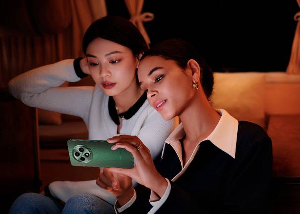 OPPO Reno12 FS 5G - Disfruta tu contenido multimedia favorito, siempre en tu mano OPPO Reno12 FS 5G Disfruta tu contenido multimedia favorito, siempre en tu mano