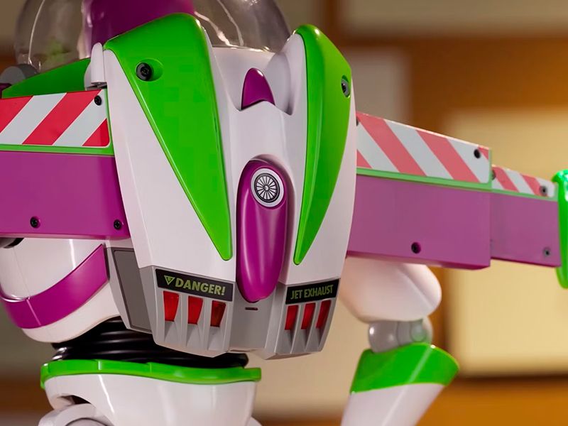 Robot Robosen Buzz Lightyear Reproduce funciones de la película