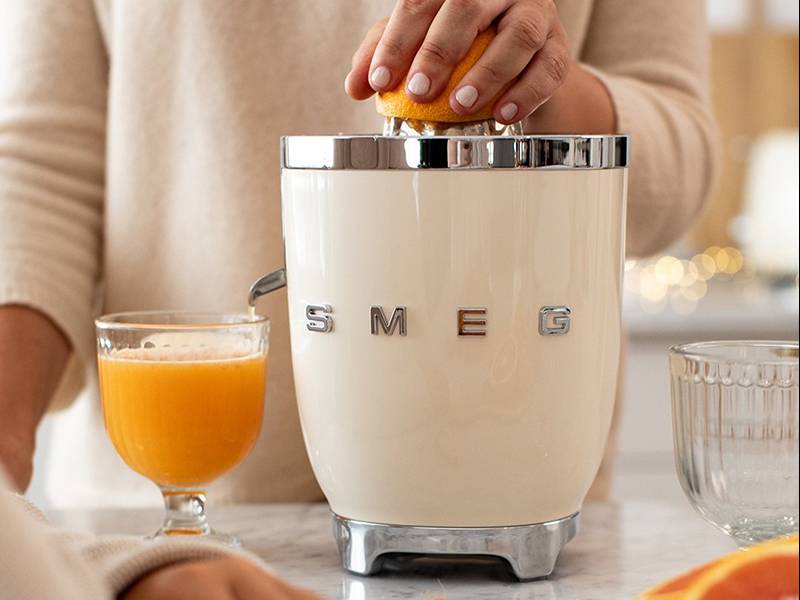 Exprimidor Smeg CJF11CREU - Exprimido automático por presión Exprimidor Smeg CJF11CREU Exprimido automático por presión