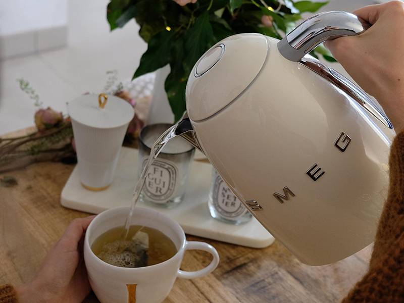 Hervidor Smeg KLF03CREU Agua caliente con estilo