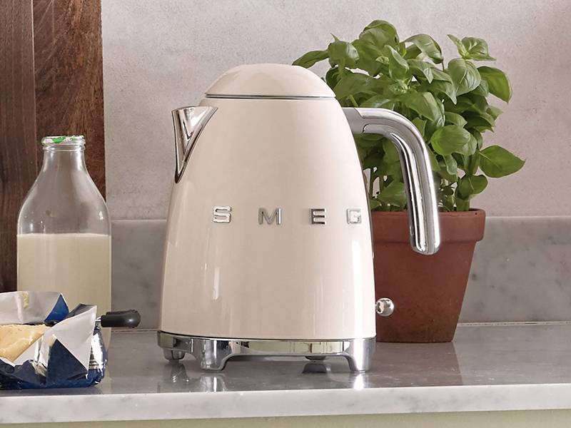 Hervidor Smeg KLF03CREU - Base con rotación 360° Hervidor Smeg KLF03CREU Base con rotación 360°