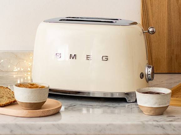 Tostadora Smeg TSF01CREU - Tres funciones para cada ocasión Tostadora Smeg TSF01CREU Tres funciones para cada ocasión