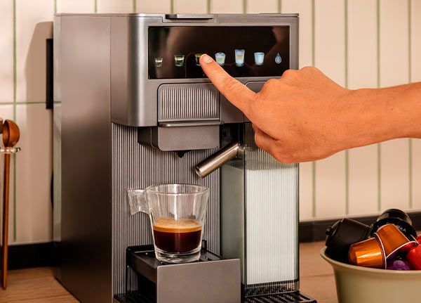 Cecotec Cafelizzia en cocina moderna extrayendo café recién molido