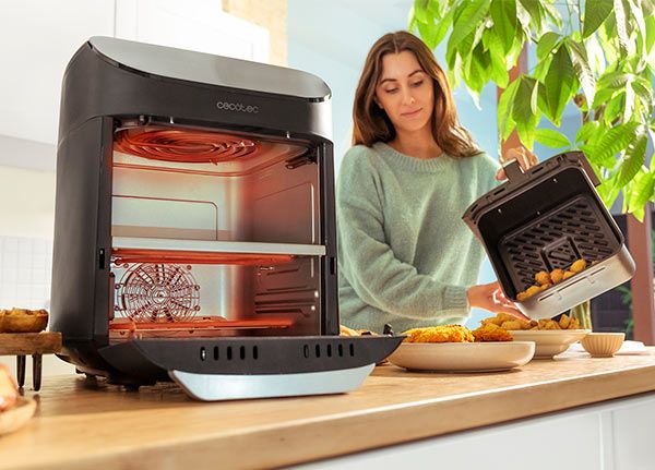 Horno de sobremesa Cecotec en funcionamiento con alimentos horneados