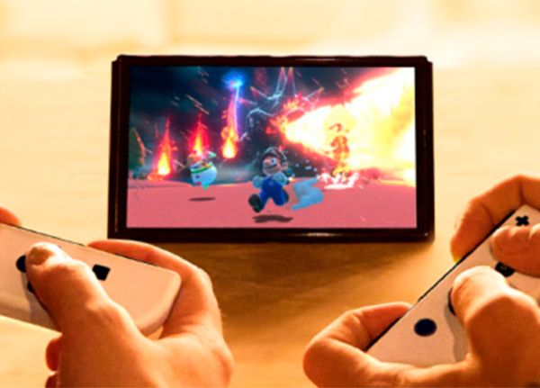 Jugador usando Nintendo Switch en modo dock con televisor conectado