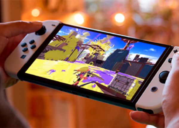 Vista lateral de Nintendo Switch OLED con pantalla brillante y diseño delgado