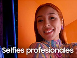 Usuario utilizando el S23 para capturar una foto nocturna