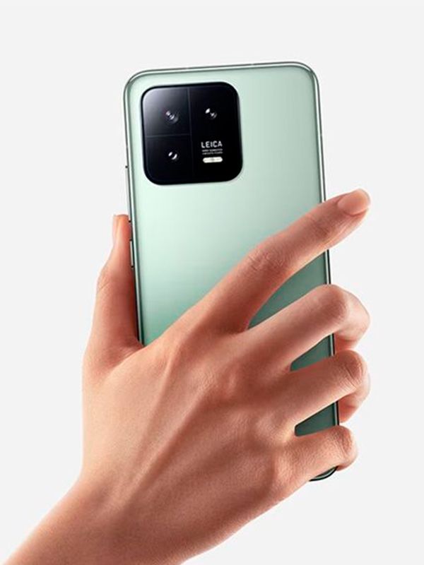 Diseño elegante del Xiaomi 13 con bordes planos y trasera de vidrio